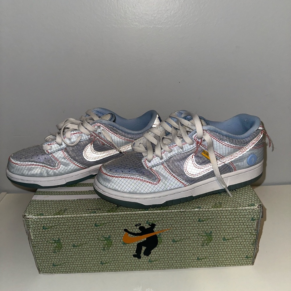 Union LAxdunk low passport pack Nike shoes. A size 6.5 in men! Comes with box!